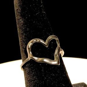 Black twisted metal Heart Ring size 7.5 super cute! 🖤